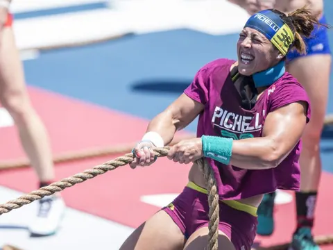 Alessandra Pichelli drar i et tau under en konkurranse