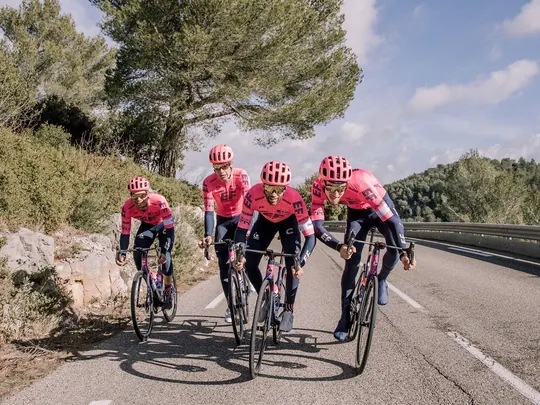 Fire ryttere fra EF Pro Cycling i rosa drakter på en landevei