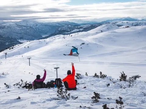 Skiløpere i et snødekt fjellandskap