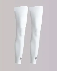 To hvite Leg Sleeves med logoen til Djokovic