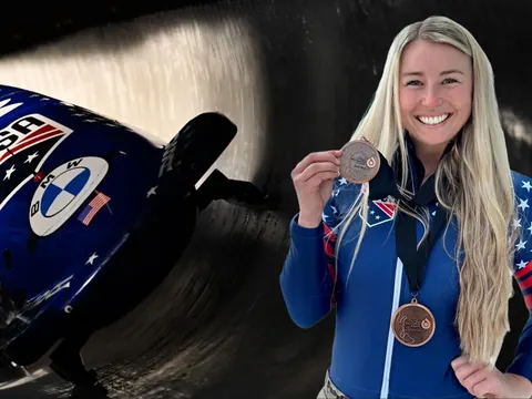Riley Tejcek med medalje ved siden av en bobsleigh