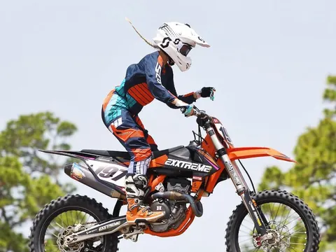 Stine Hettervik i et hopp på motocrossykkel