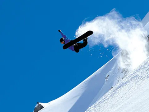 Terje Håkonsen i et hopp over en fjellside