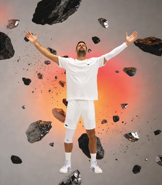 Novak Djokovic med armene ut, i hvite klær med Arm Sleeve og Knee Sleeve fra kolleksjonen