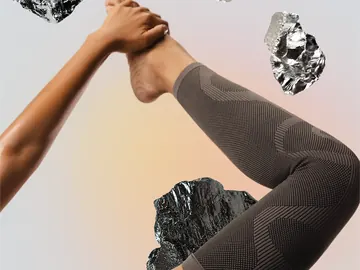 Illustrasjon: en beinstrømpe fra Incrediwear i nærbilde, med biter av germanium rundt