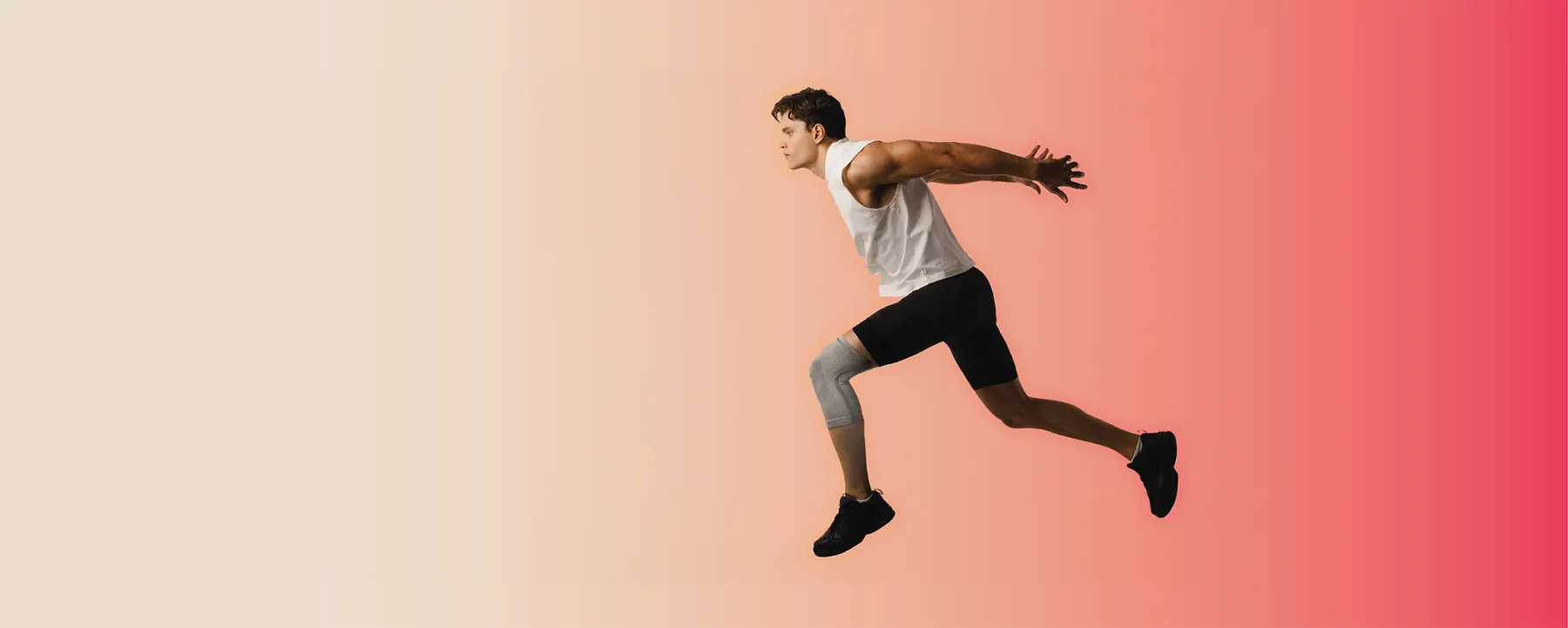Løper i fullt sprang med Knee Sleeve – knestøtte
