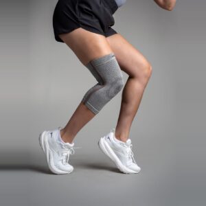 Grå Knee Sleeve på kneet i bevegelse