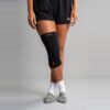 Sort Knee Sleeve på kneet, sett forfra