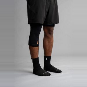 Sort Knee Sleeve på en mann, sett forfra