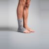Grå Ankle Sleeve på ankelen, sett forfra