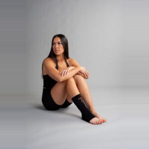 Sort Ankle Sleeve på en kvinne som sitter