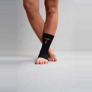 Sort Ankle Sleeve på ankelen i et steg