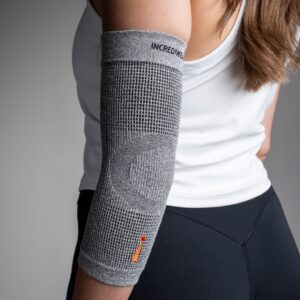 Grå Elbow Sleeve på armen til en kvinne
