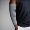 Grå Elbow Sleeve på albuen, sett fra siden