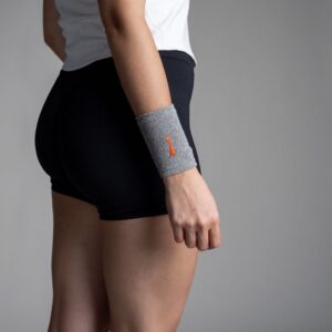 Grå Wrist Sleeve på håndleddet, sett fra siden