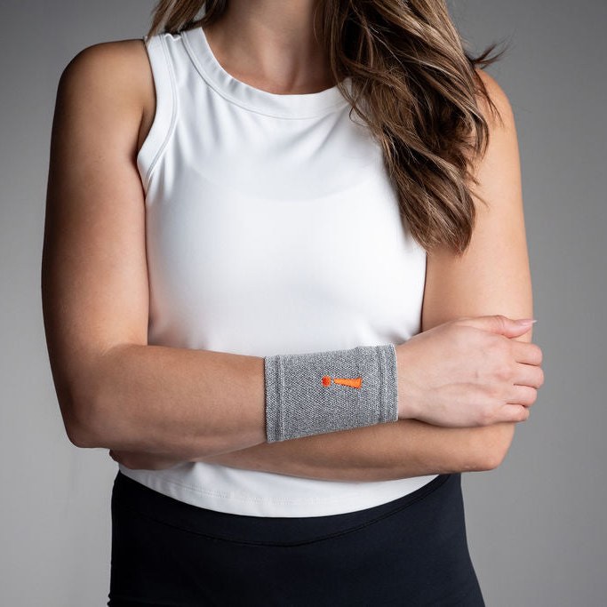 Grå Wrist Sleeve på en kvinne med armene i kors