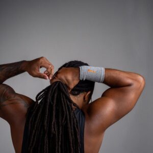 Grå Wrist Sleeve på en mann med hendene bak hodet
