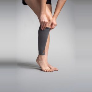 Calf Sleeve trekkes opp på leggen