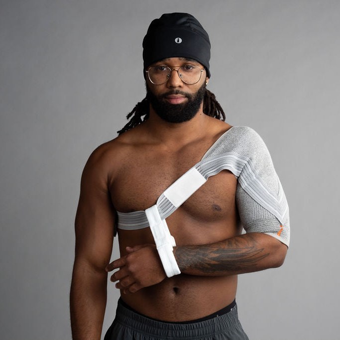 Shoulder Brace på en mann som holder armen inntil kroppen
