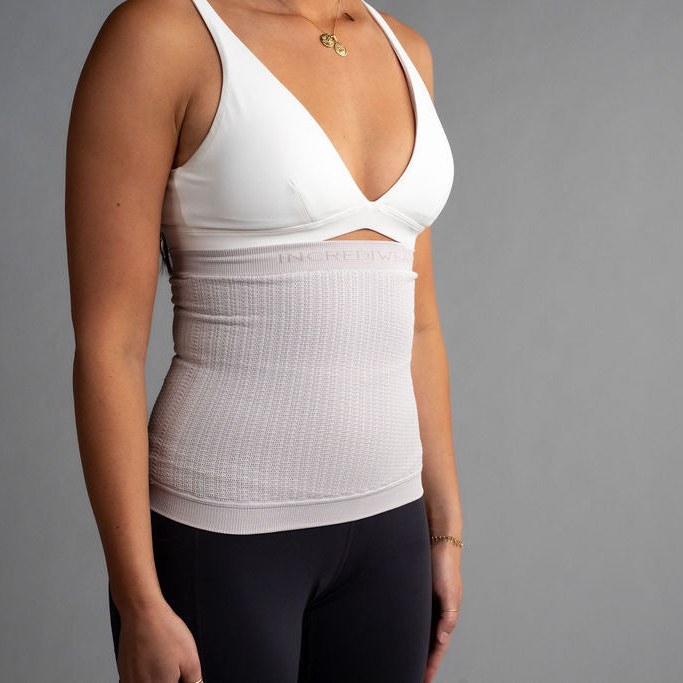 Body Sleeve rundt midjen på en kvinne, sett forfra