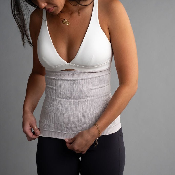 Body Sleeve trekkes på plass rundt midjen