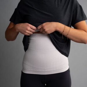 Body Sleeve under en t-skjorte som løftes opp