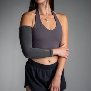 Mørkegrå Arm Sleeve (Charcoal) på en kvinne