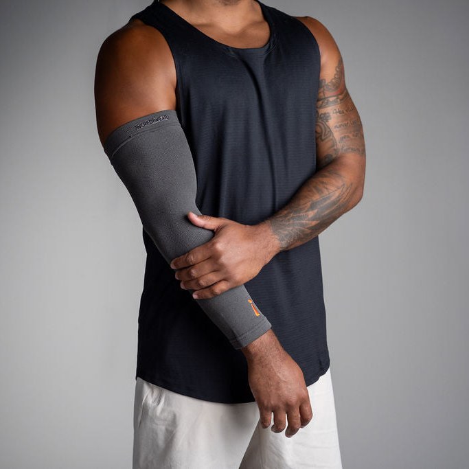 Mørkegrå Arm Sleeve (Charcoal) på en mann, sett forfra