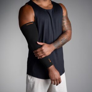 Sort Arm Sleeve på en mann med armene i kors