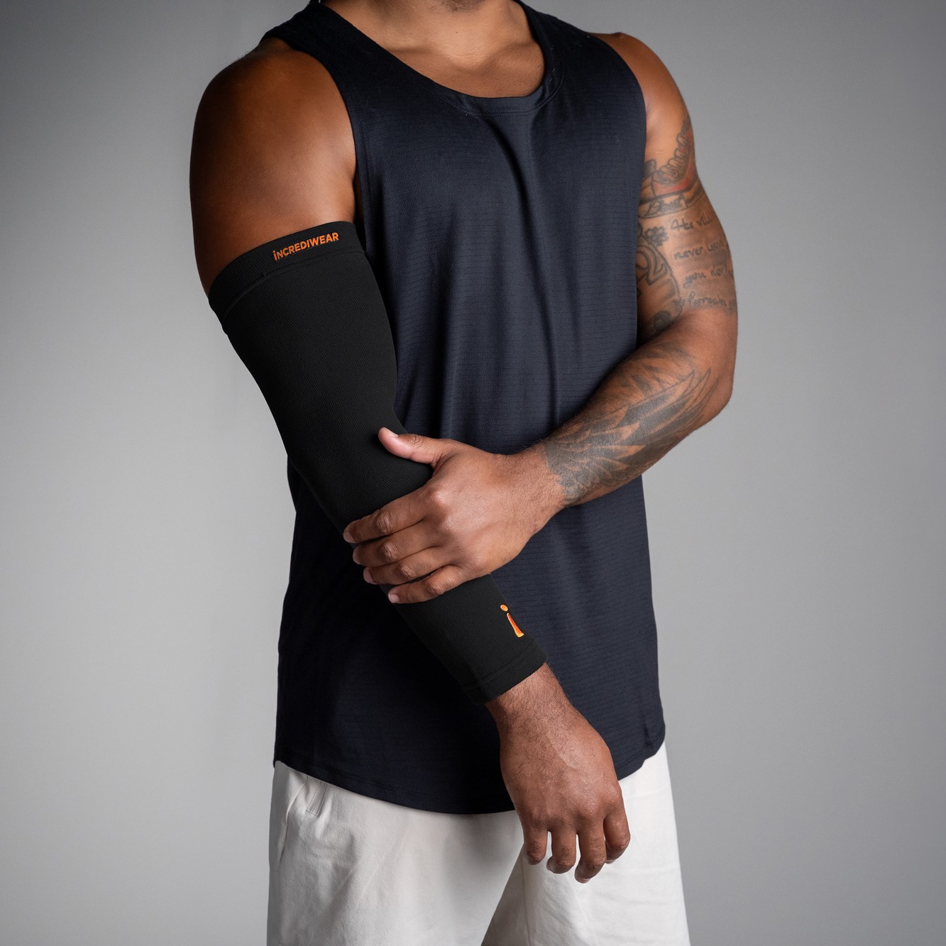 Sort Arm Sleeve på en mann med armene i kors