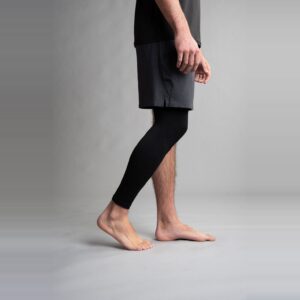 Sort Leg Sleeve på en mann, sett fra siden