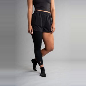 Sort Leg Sleeve fra låret til ankelen, sett litt fra siden