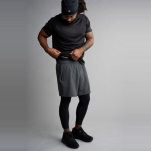 Men's Performance Pants, mannen ser ned