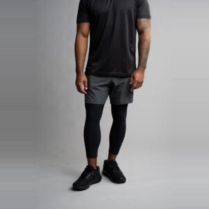 Men's Performance Pants på en mann som står